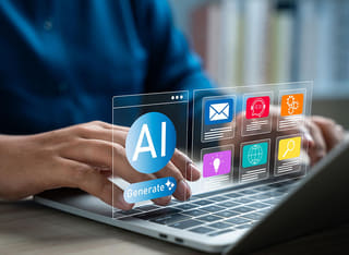 Principiante nel mercato delle criptovalute che studia i fondamenti delle negoziazioni automatiche tramite AI