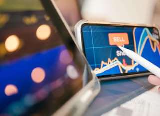 Operatore attivo su più mercati che esamina opzioni relative a Bitcoin, Ethereum e forex